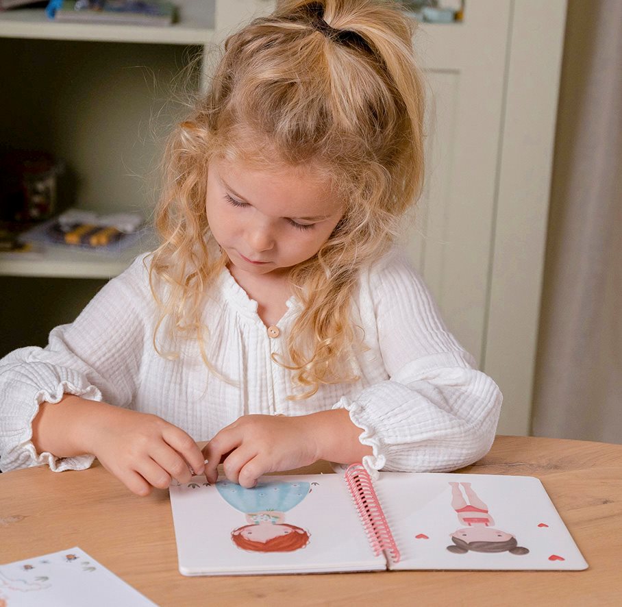 Aankleed- en stickerboek Rosa & Friends - Afbeelding 2